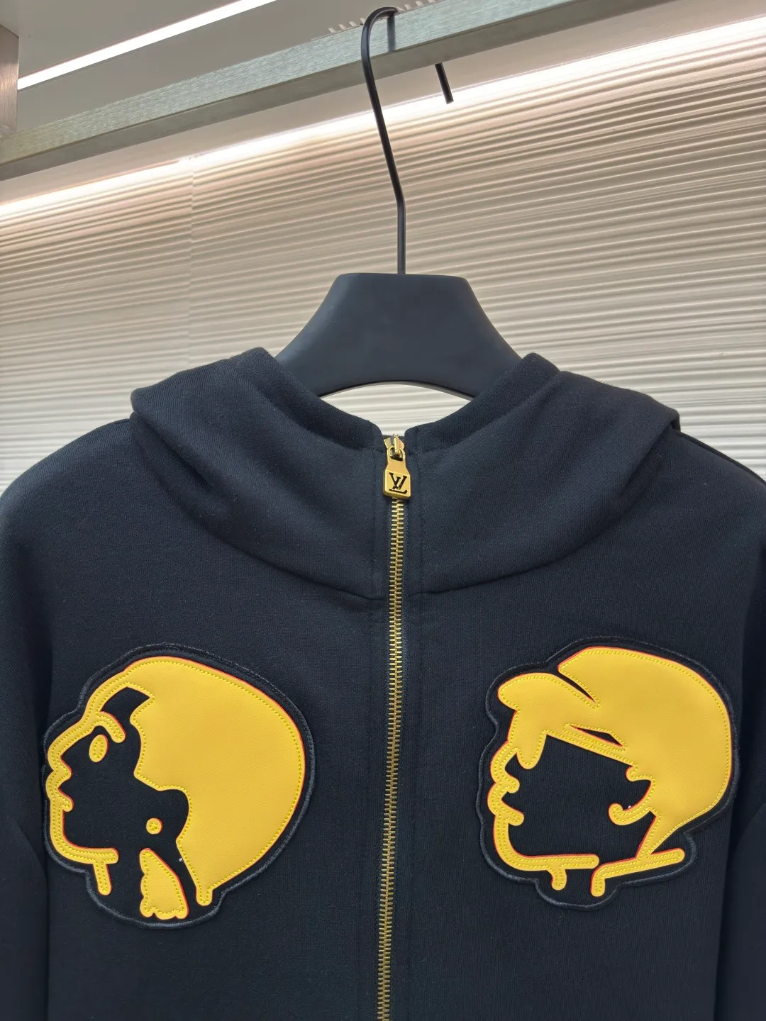 LOUIS VUITTON double portrait hooded sweatshirt ●Authentic product: Purchased and developed by 17067 ●Item number: 1680363-B25 ●Fabric: pure cotton fleece fabric ●Technology: patch laser cutting ●Version: loose fit ●Weight: about 850 grams ●Size: XS-S-M-L ●Description: The fabric is made of 26S double yarn + 10S reverse terry base yarn, 380g; paired with 21S double yarn rib, 470g. The double-sided basic structure has better bottom-locking ability, and it uses spandex yarn to lock the fabric surface tightly. Even if it is made into a thick fleece effect, the lint loss is still less than that of ordinary sweatshirt fleece fabrics. The texture is clear and delicate, and the cloth surface is clean and smooth; the cloth surface can quickly return to flatness after stretching, making it wide and easy to shape. The leather patches are laser cut. According to the pattern matching requirements, laser engraving technology is used to cut the pattern; ensuring clear lines and sharp edges. After laser cutting, the edges are trimmed by hand to ensure that the outline of the patch blends seamlessly with the leather. The leather surface is covered with a waterproof and anti-fouling coating to enhance durability.  The embossed letters are distinctly concave and convex, with a delicate touch and a three-dimensional relief effect.  The leather counterpoint is embellished with stamp shapes, and the logo silhouette is made of imported custom-made embroidery thread. The glossy mercerized embroidery thread is dyed to give it a uniform and glossy finish. The exquisite embroidery machine combines complex embroidery needlework and fine detail processing to create a three-dimensional micro-relief embroidery effect. The overall wiring is straight and delicate, the fabric is comfortable and soft, and the color is consistent without color difference. It can be matched with the same style to create a fashionable look and control various occasions. Customized accessories, complete with three standards, same style for men and women!